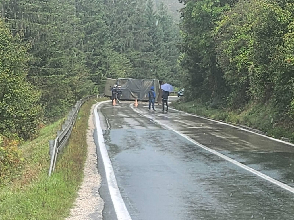 Prevrnuo se kamion OS BiH: Ima povrijeđenih, kilometarske kolone