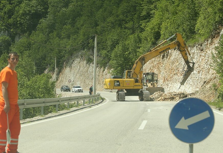 U odronu se kamenje srušilo na autobus, IMA POVRIJEĐENIH