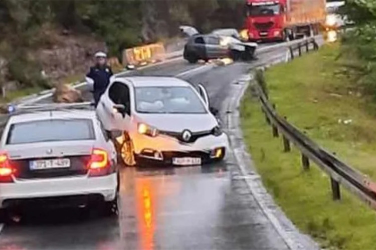 Četiri osobe povrijeđene u sudaru dva vozila