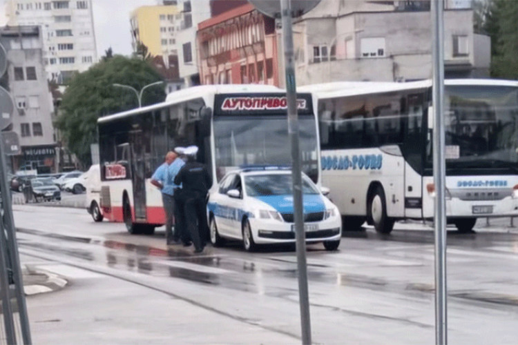 Sudar policiskog automobila i autobusa u centru Banjaluke