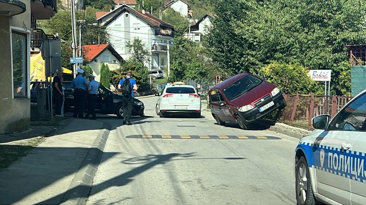 NEZGODA NA LAUŠU Autom se popeo na ogradu