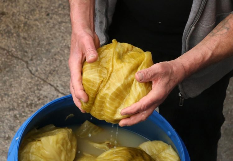 Kako kiseliti kupus na bakin način: Rasol će biti bistar, a izdržaće do proljeća