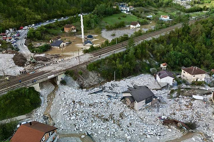 STRAVIČNE SLIKE U Jablanici se traga za još 40 osoba!