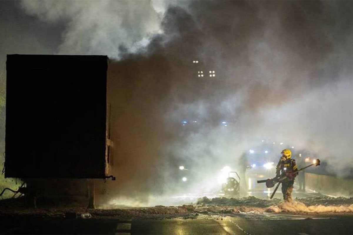 Zapalila se prikolica kamiona, vozač iz BiH ostao bez tereta (VIDEO)