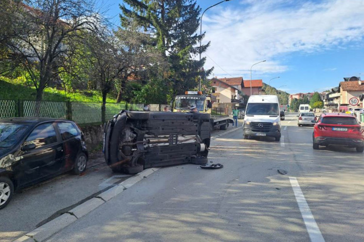 Sudar u Banjaluci, prevrnuo se automobil