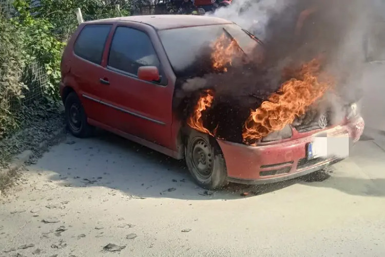 Pričinjena materijalna šteta: Požar na automobilu u Banjaluci (FOTO)