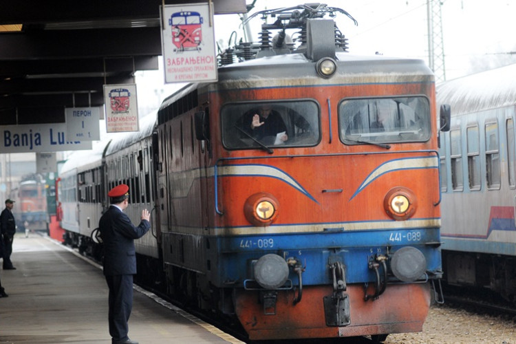 Izostanak plata nije jedini problem: Mašinovođe odlaze, uniforme pocijepane