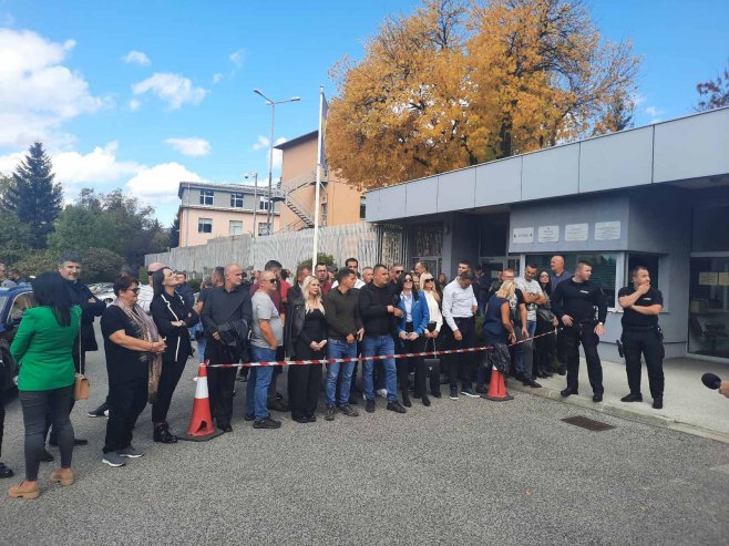 Pred Sudom BiH okupljanje u znak podrške predsjedniku Dodiku i Lukiću