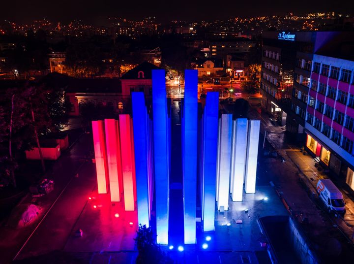 SPOMENIK PALIM BORCIMA u Banjaluci zasijao u bojama srpske trobojke