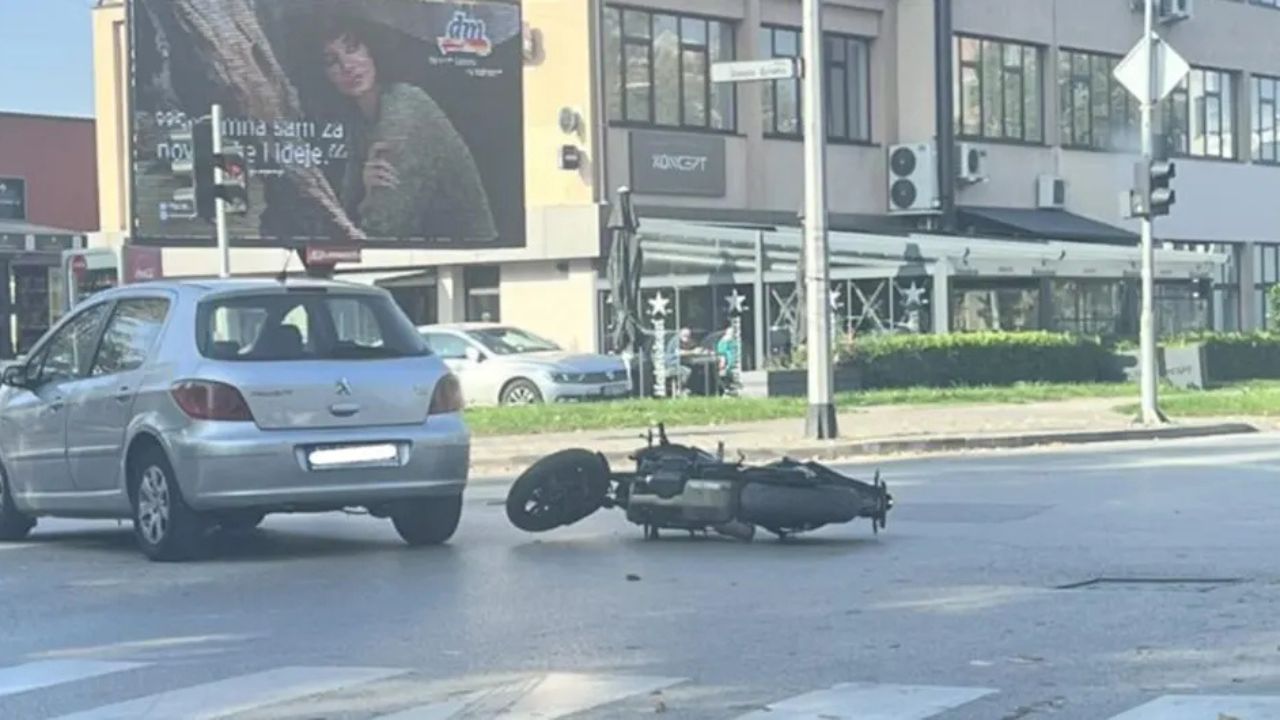 Dijelovi rasuti po putu, težak sudar automobila i motocikla u Banjaluci