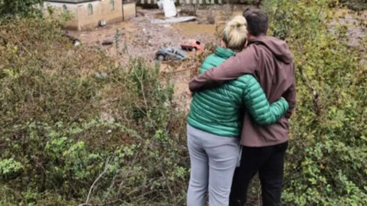 Brat i sestra zagrljeni gledaju kako im je sve nestalo: Uspomene, djetinjstvo, krov i otac