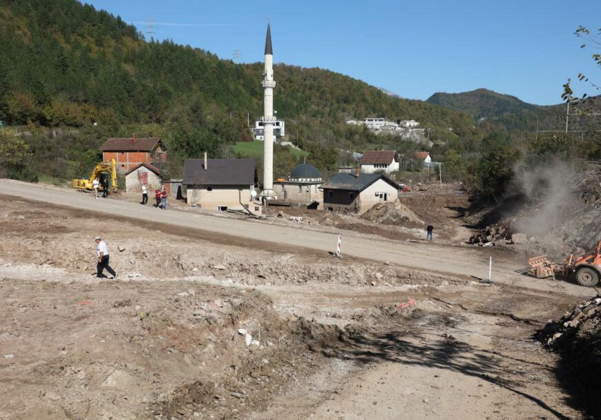 RADOVI U POPLAVLJENIM PODRUČJIMA U Donjoj Jablanici na saniranju terena angažovano oko 30 pripadnika OS BiH i volontera