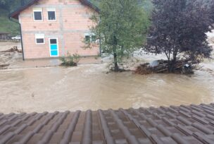 Izgubljen kontakt sa osobom koja je ostala ZAROBLJENA U VOZILU NA CESTI: Potresne scene iz 5 opština pogođenih poplavama, prekinute putne komunikacije