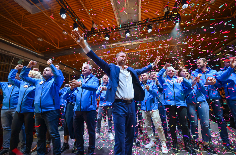 „POBJEDA, POBJEDA“ Orilo se večeras na završnoj tribini PDP-a u Banjaluci (FOTO)