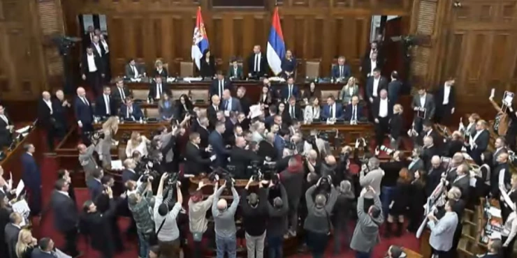 HAOS U Skupštini, poslanici opozicije nasrnuli na Vladu, opšta tuča u Skupštini Srbije (VIDEO)