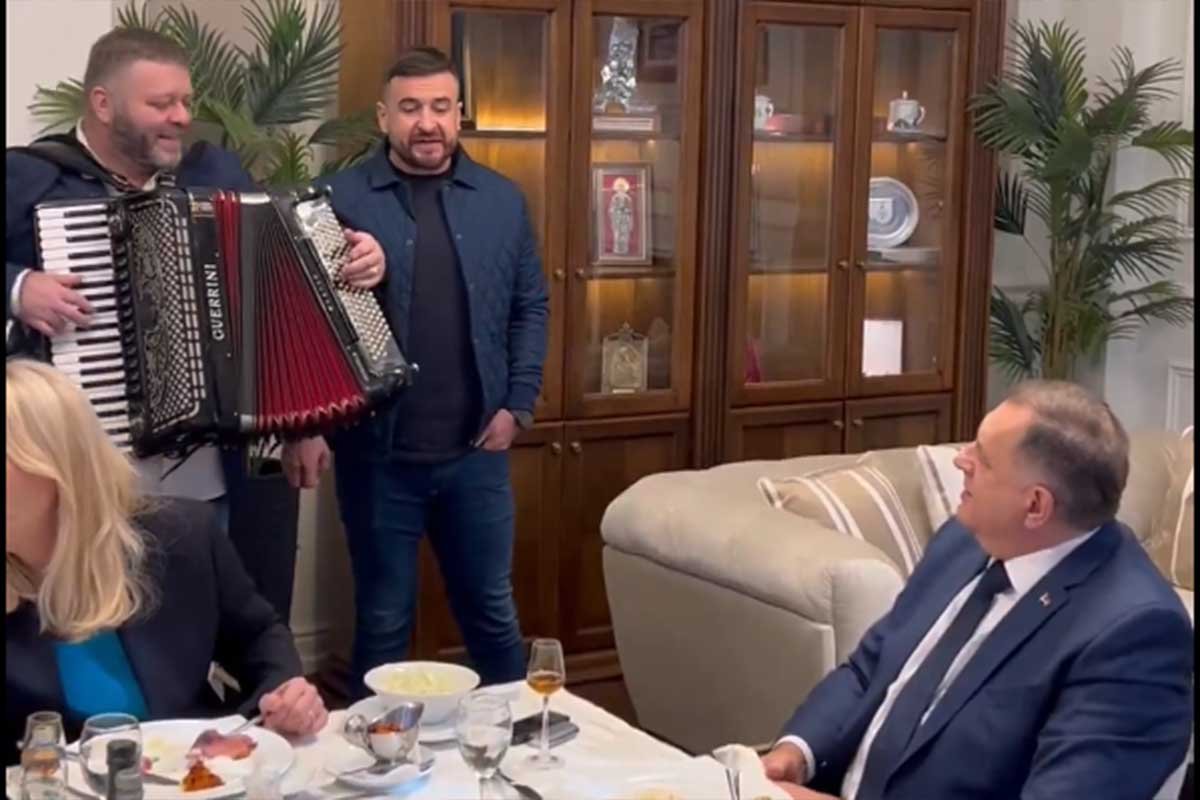 Dodik uz harmoniku zapjevao za pobjedu Trampa: “Ne može nam niko ništa” (VIDEO)