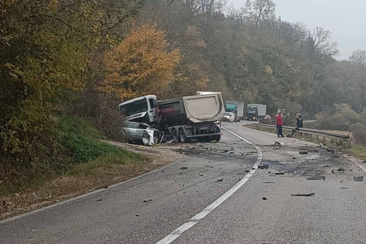 Jeziv sudar kod Dervente, jedna osoba poginula!