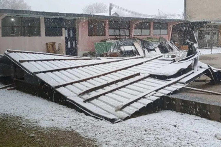 Nevrijeme u Krajini: Vjetar odnio korv sa škole