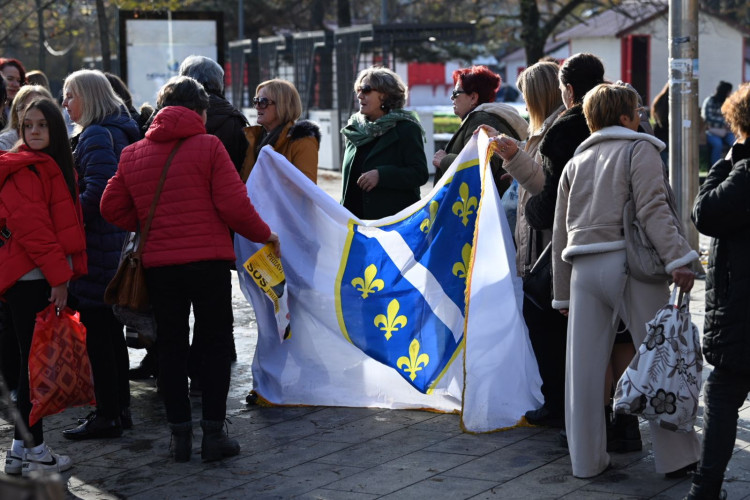 U centru Banjaluke ratne zastave BiH, policija reagovala (FOTO)