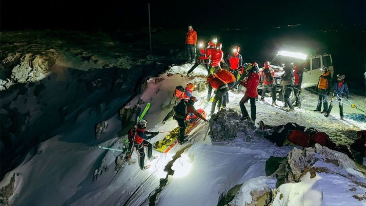 Spustili se 450 metara kako bi spasili povrijeđenog skijaša (FOTO)