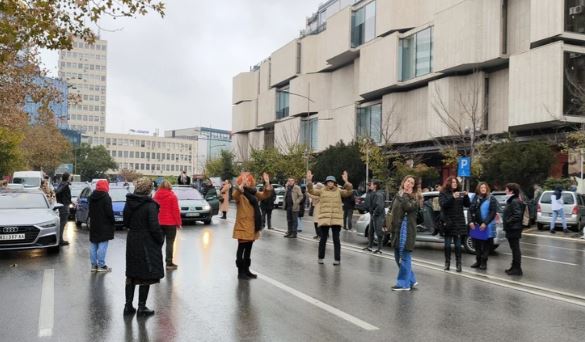 MUK U NOVOM SADU Na ulicama sve je stalo na 14 minuta, ovako su građani odali poštu stradalima na Željezničkoj stanici