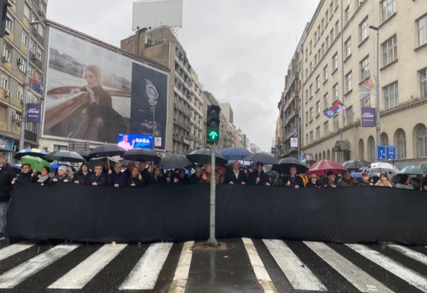 Protest “Zastani Srbijo” zbog tragedije na Željezničkoj stanici: U Beogradu blokiran na 15 minuta blokiran Brankov most, izbila i tuča