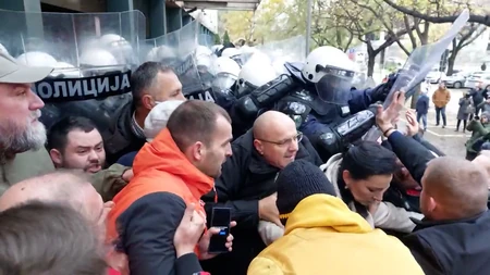 POČELO GURANJE SA POLICIJOM Treći dan blokade suda u Novom Sadu: Nekoliko opozicionara završilo na zemlji