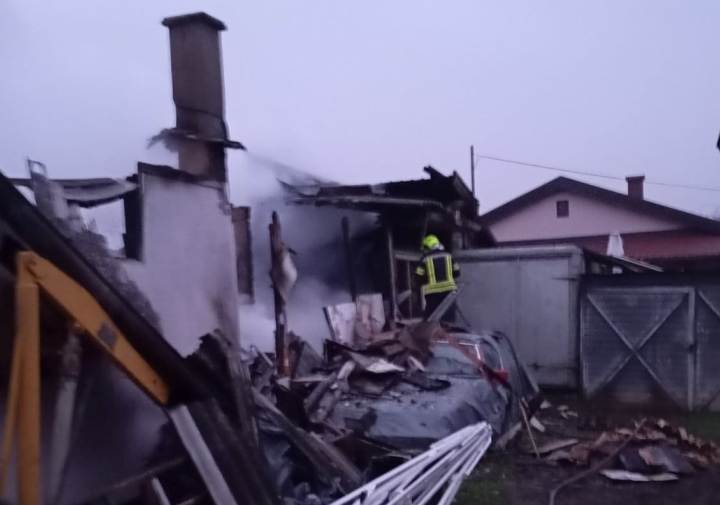 U POŽARU OSTALI BEZ SVEGA Grad i dalje podrška porodici Isović, nadležne ekipe raščistile zgarište, slijedi priprema za izgradnju nove kuće