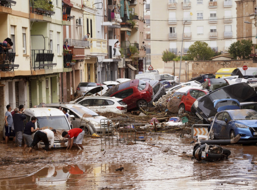 Poplave u Španiji odnijele više od 200 života, za nestalima se još traga