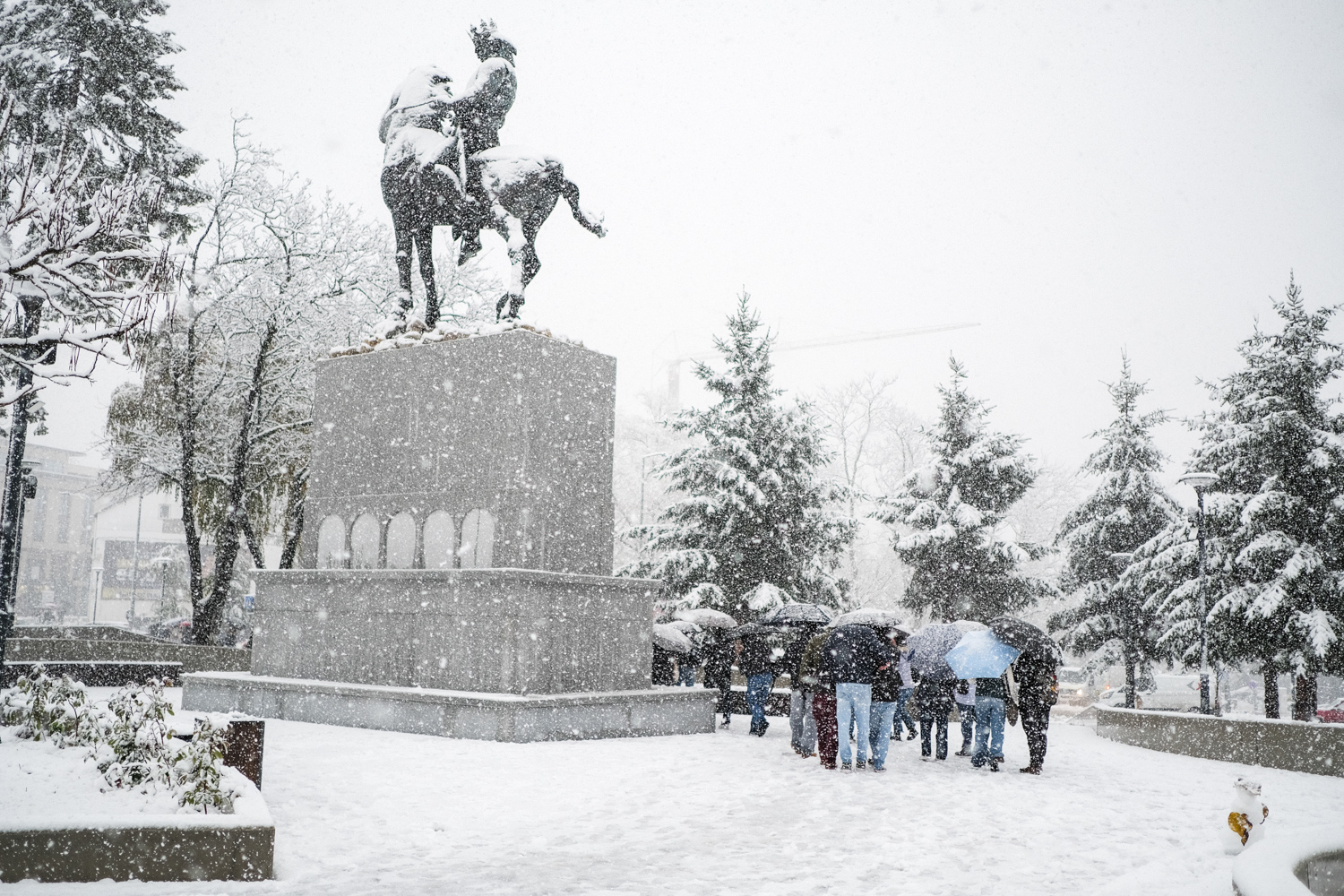 NJIMA NE SMETA SNIJEG Turisti hrle u Banjaluku, danas stiglo 10 autobusa (VIDEO)