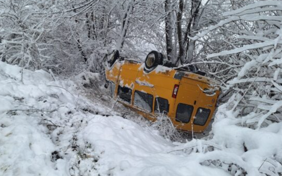 Sreća u nesreći: Autobus sa učenicima na sjeveru Crne Gore prevrnuo se na krov, nema povrijeđenih