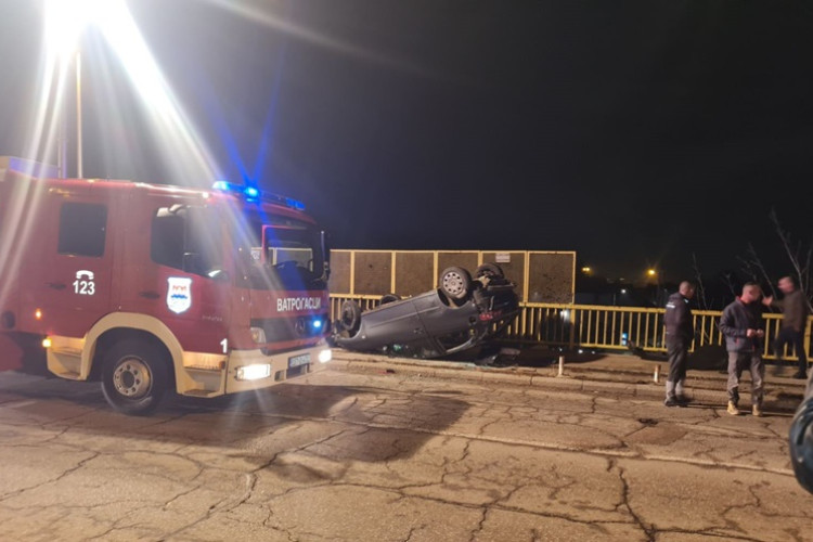 Udes na nadvožnjaku u Banjaluci, auto na krovu