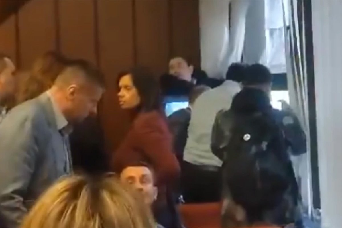 Haos ispred Skupštine Novog Sada: Raspravlja se o smjeni gradonačelnika