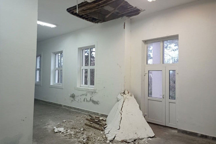 Pao dio plafona na Željezničkoj stanici u Srbiji