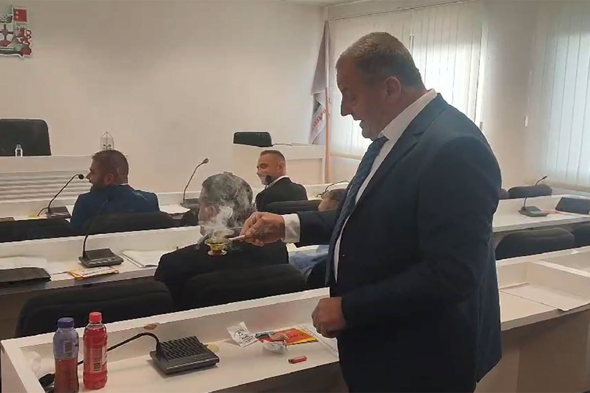 Neviđeno u BiH: Odbornik “okadio” skupštinu (VIDEO)