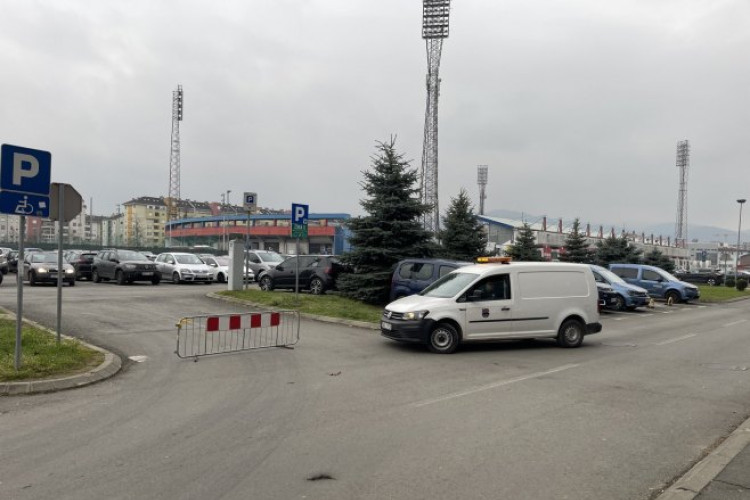 Kako je najavljeno: Zatvoren parking kod Vlade RS