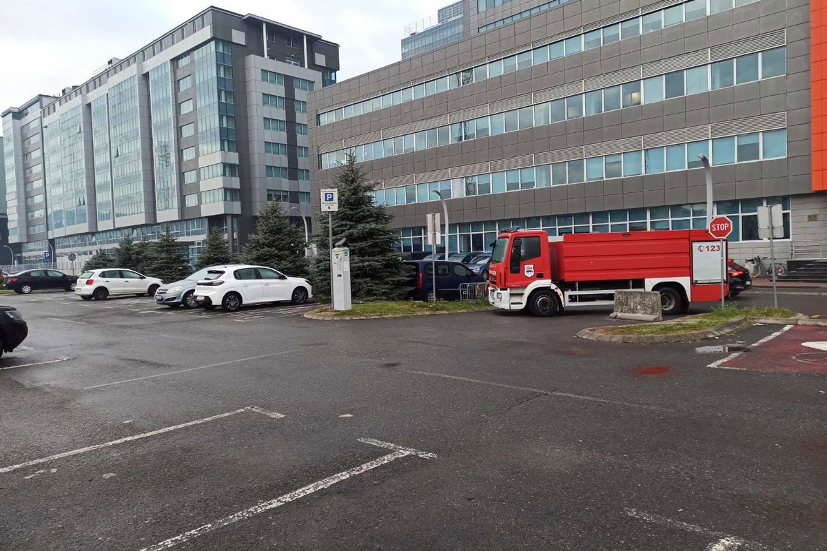Sprema li Dodik KONTRAOFANZIVU ili će Stanivukovićeva BITI POSLJEDNJA: Parking kod zgrade Vlade Srpske pust, vatrogasna vozila od sinoć na istoj poziciji