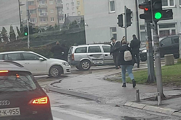 Vozači, oprez: Sudar dva vozila na raskrsnici kod Ekonomskog fakuleta
