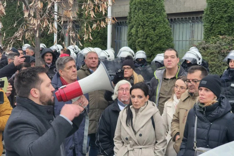 Opozicija blokirala zgradu policije u Novom Sadu