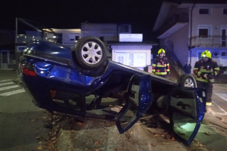 Nakon prevrtanja auta u Banjaluci vozača odvezla Hitna pomoć