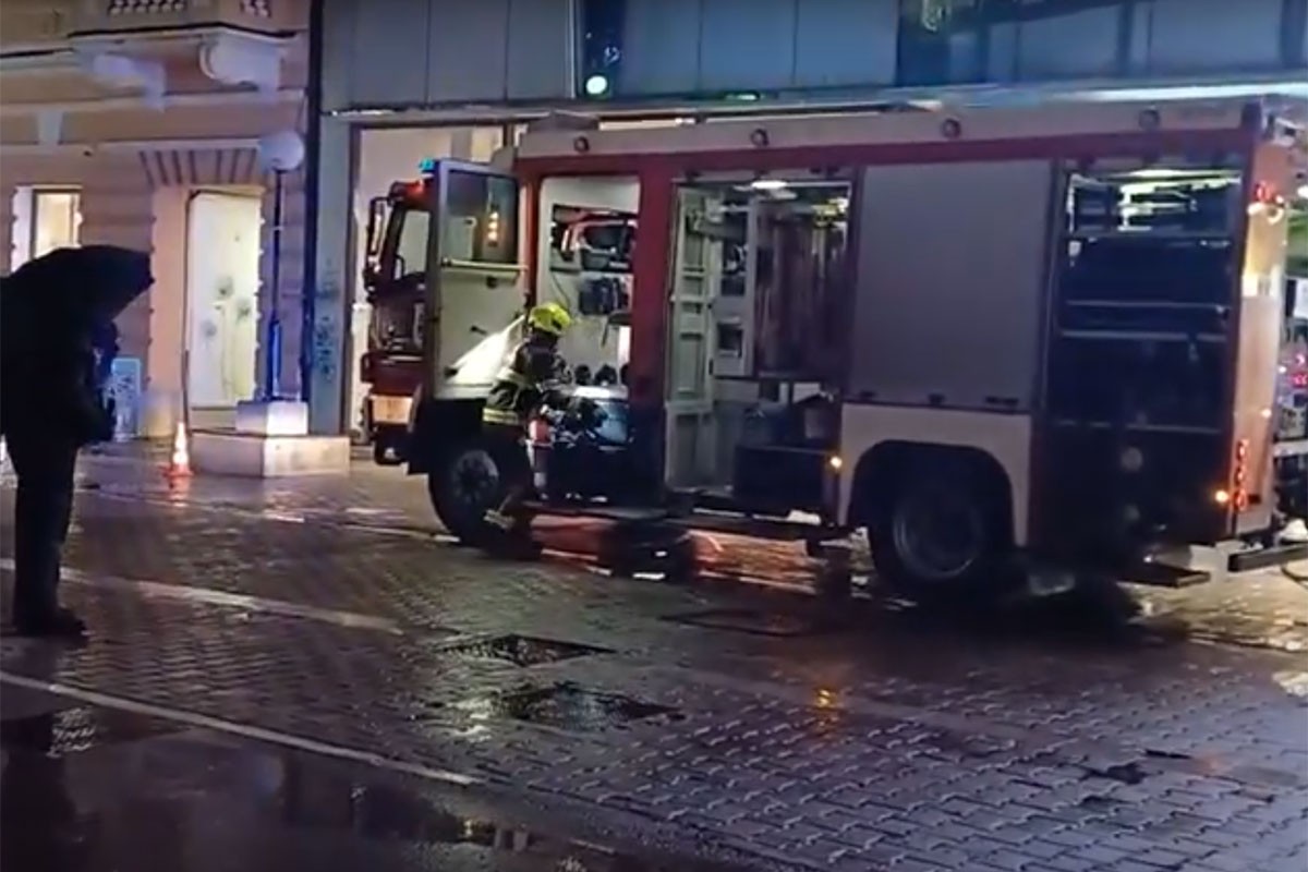 Požar u centru Banjaluke: Gori gornji sprat prodavnice odjeće