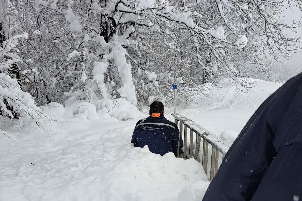 Monteri “Elektrokrajine” u borbi sa visokim snijegom, preduzeće izdalo apel (VIDEO)