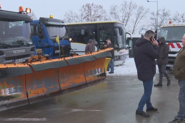 U Banjaluku stigla mehanizacija iz drugih opština i gradova