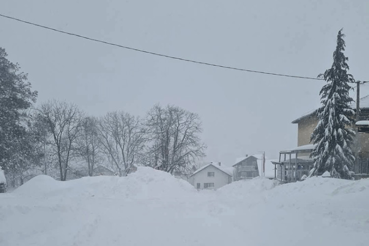 Kneževo i dalje odsječeno od svijeta, uskoro stiže pomoć (FOTO, VIDEO)