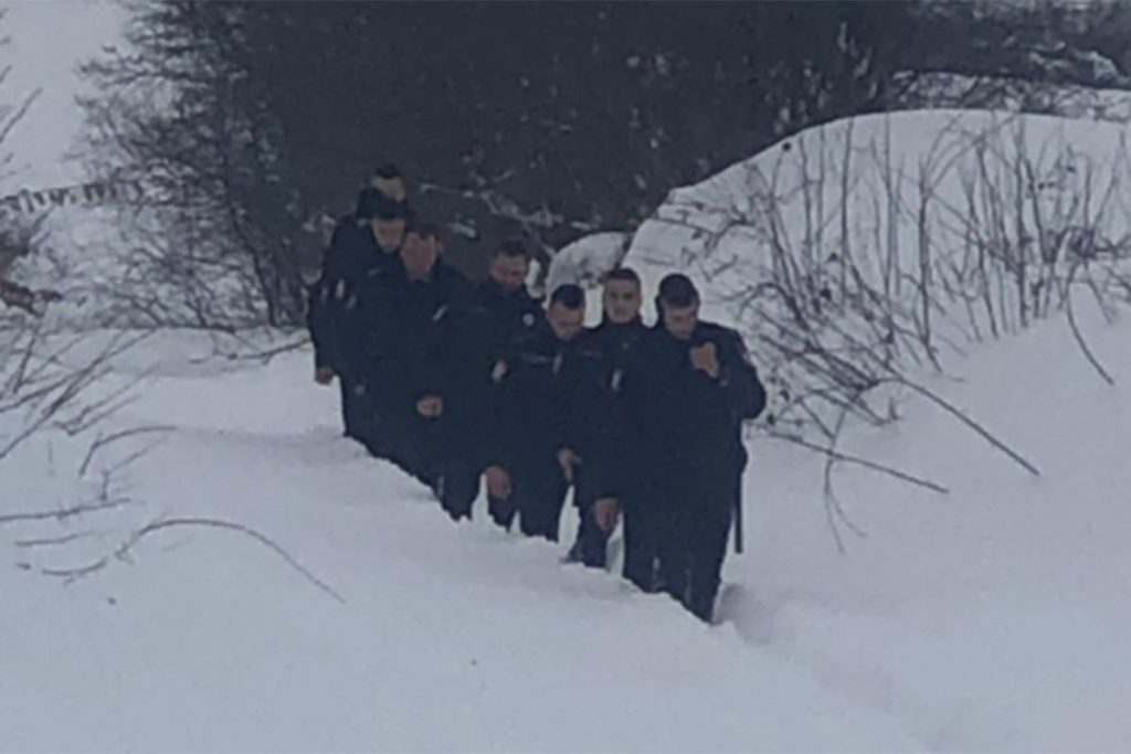 Policajci iz Mrkonjić Grada pješačili dva kilometra kroz dubok snijeg do starca narušenog zdravlja
