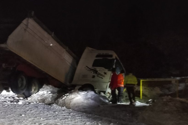 Laktaši: Šleper sletio sa puta (FOTO)