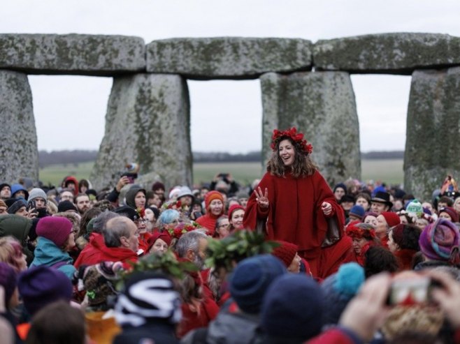 Hiljade ljudi u svitanje kod Stounhendža (FOTO)