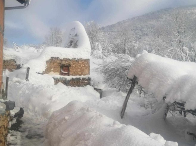Šest mještana sela Podovi kod Sanskog Mosta već pet dana potpuno odsječeno od svijeta (FOTO/VIDEO)