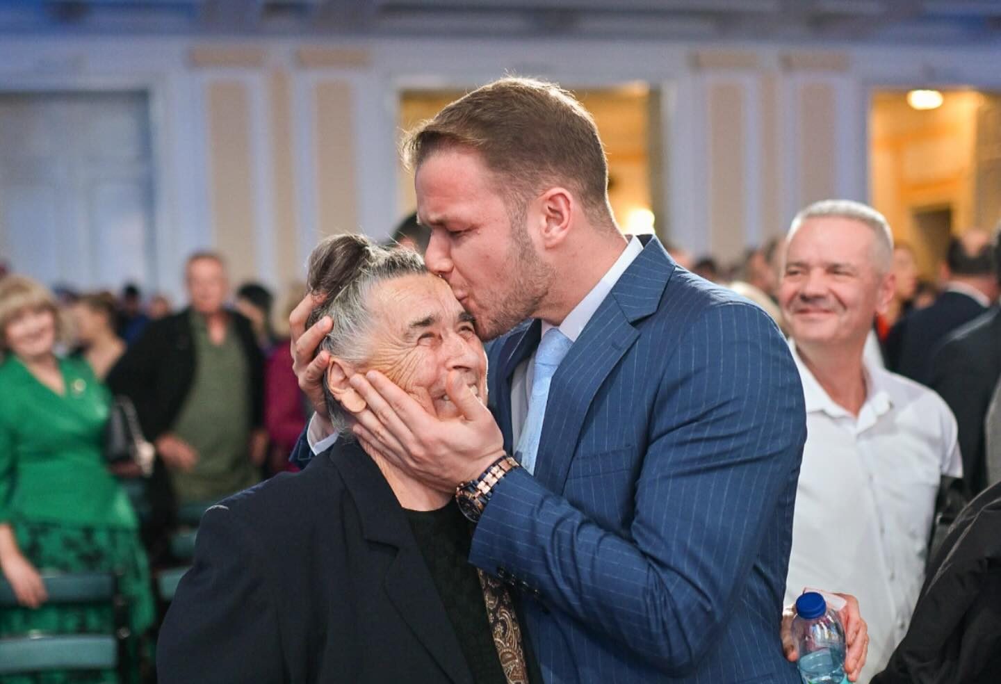 “Kad ona nije tu, kao da se nije desilo” Stanivuković objavio fotografiju sa bakom i poslao emotivnu poruku