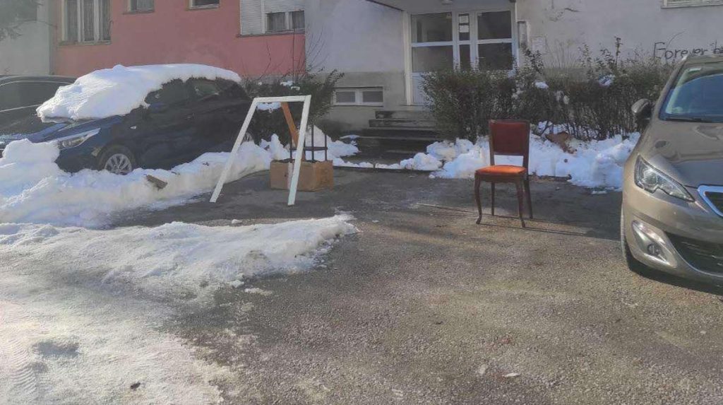 Samo u Banjaluci: Pogledajte kako vozači ‘čuvaju’ parking mjesto